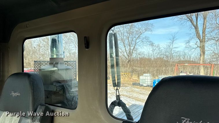 image for item EA2275 2009 Freightliner Cascadia semi truck