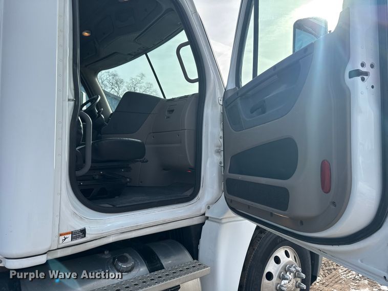 image for item EA2275 2009 Freightliner Cascadia semi truck