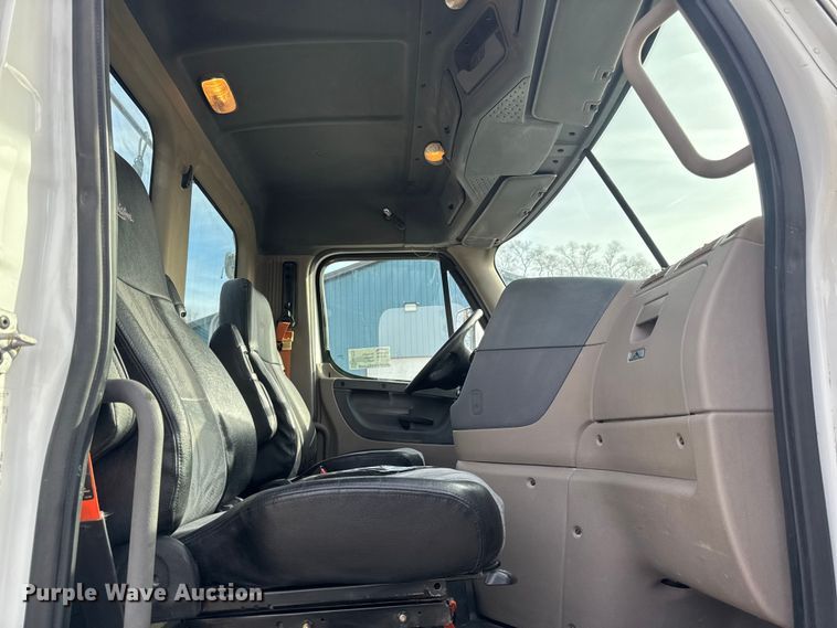 image for item EA2275 2009 Freightliner Cascadia semi truck