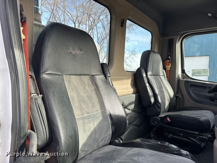 image for item EA2275 2009 Freightliner Cascadia semi truck