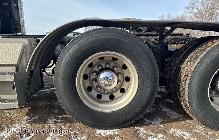 image for item EA2275 2009 Freightliner Cascadia semi truck