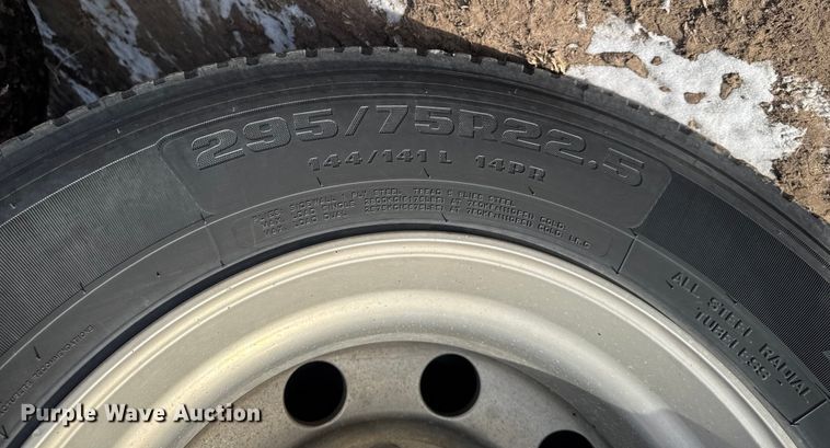 image for item EA2275 2009 Freightliner Cascadia semi truck