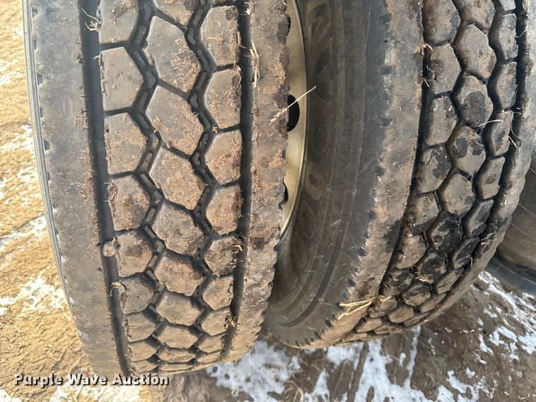 image for item EA2275 2009 Freightliner Cascadia semi truck