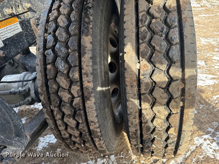 image for item EA2275 2009 Freightliner Cascadia semi truck