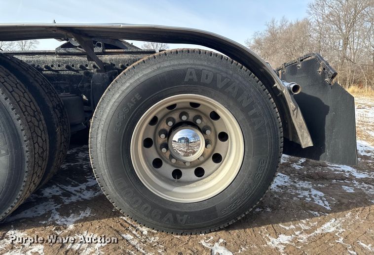 image for item EA2275 2009 Freightliner Cascadia semi truck