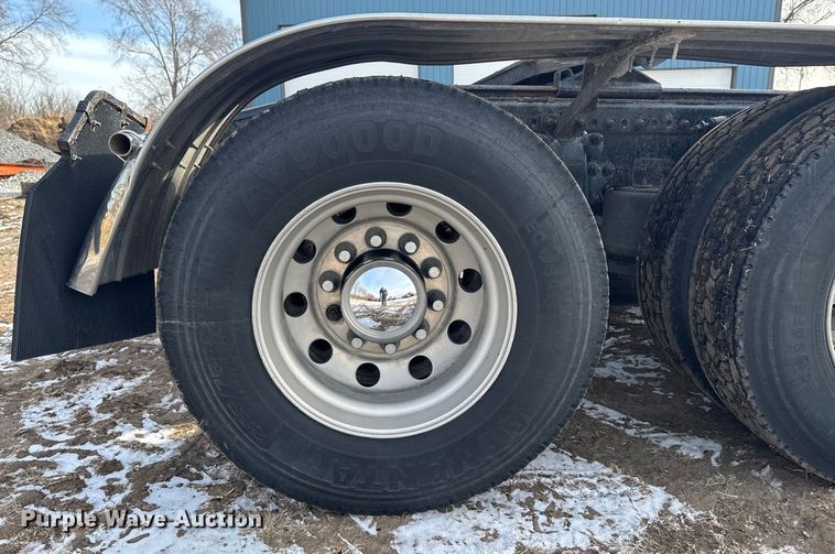 image for item EA2275 2009 Freightliner Cascadia semi truck