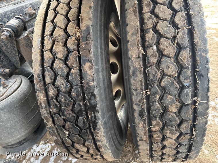 image for item EA2275 2009 Freightliner Cascadia semi truck