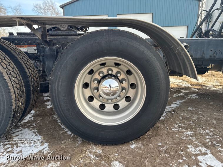 image for item EA2275 2009 Freightliner Cascadia semi truck