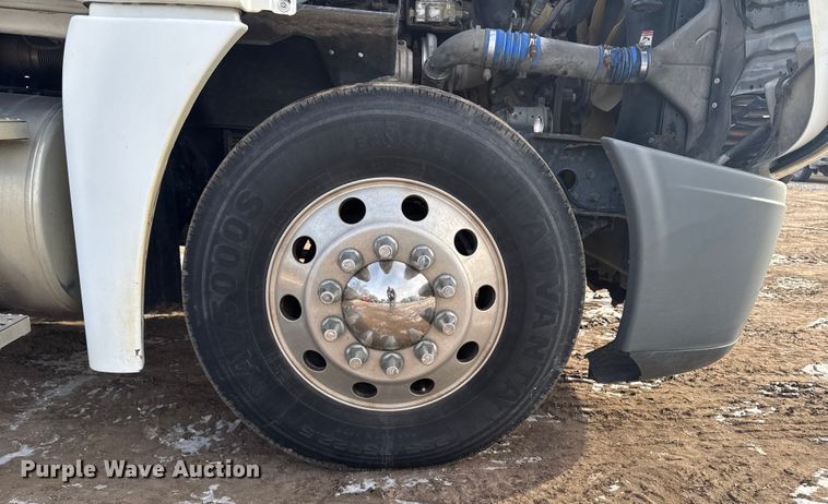 image for item EA2275 2009 Freightliner Cascadia semi truck