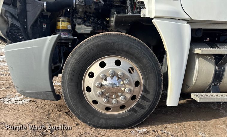 image for item EA2275 2009 Freightliner Cascadia semi truck