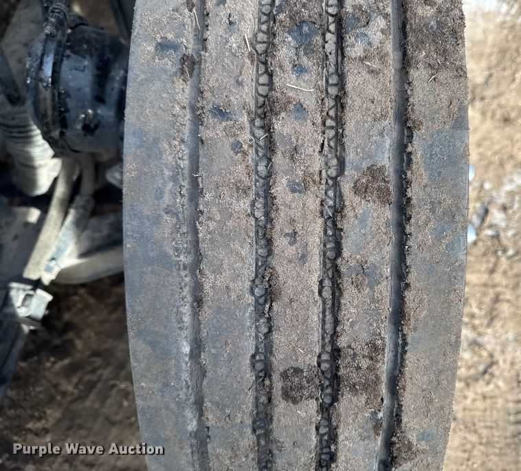 image for item EA2275 2009 Freightliner Cascadia semi truck