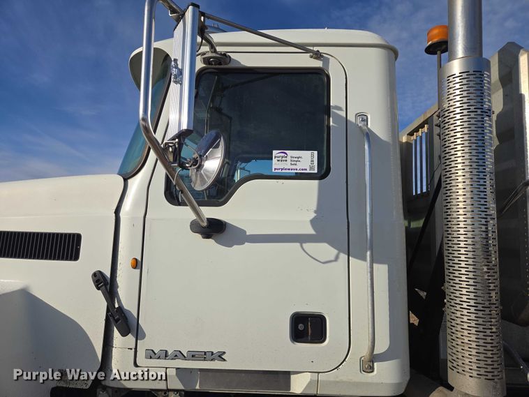 image for item EB1223 2012 Mack Pinnacle semi truck