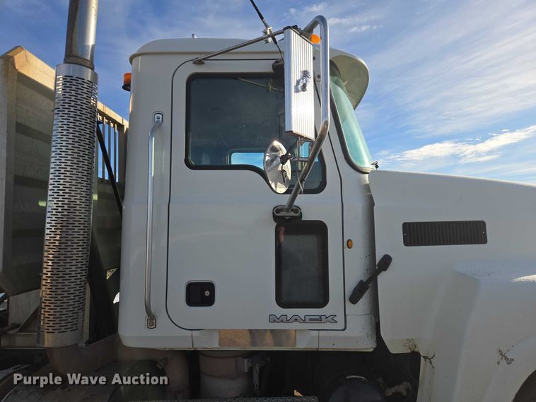 image for item EB1223 2012 Mack Pinnacle semi truck