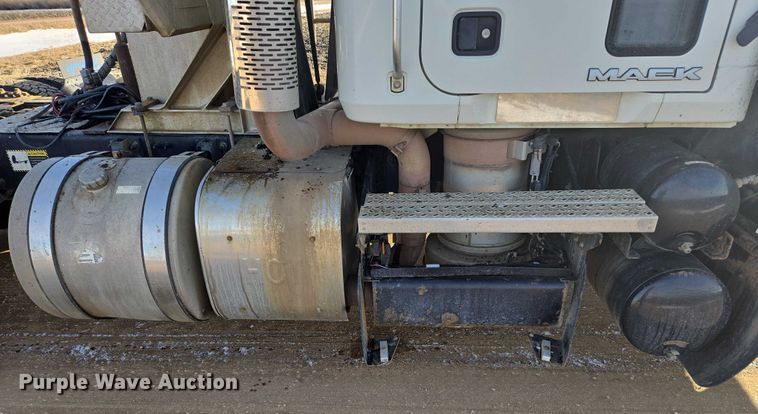 image for item EB1223 2012 Mack Pinnacle semi truck