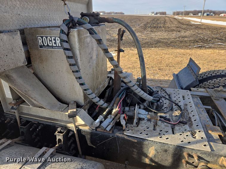 image for item EB1223 2012 Mack Pinnacle semi truck