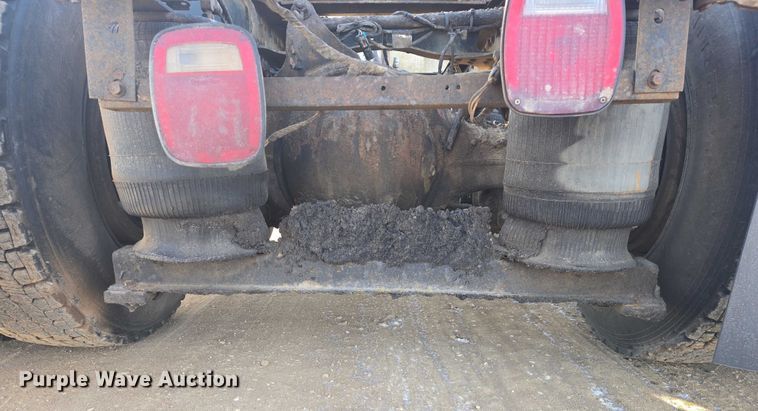 image for item EB1223 2012 Mack Pinnacle semi truck