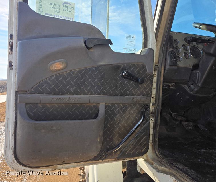 image for item EB1223 2012 Mack Pinnacle semi truck