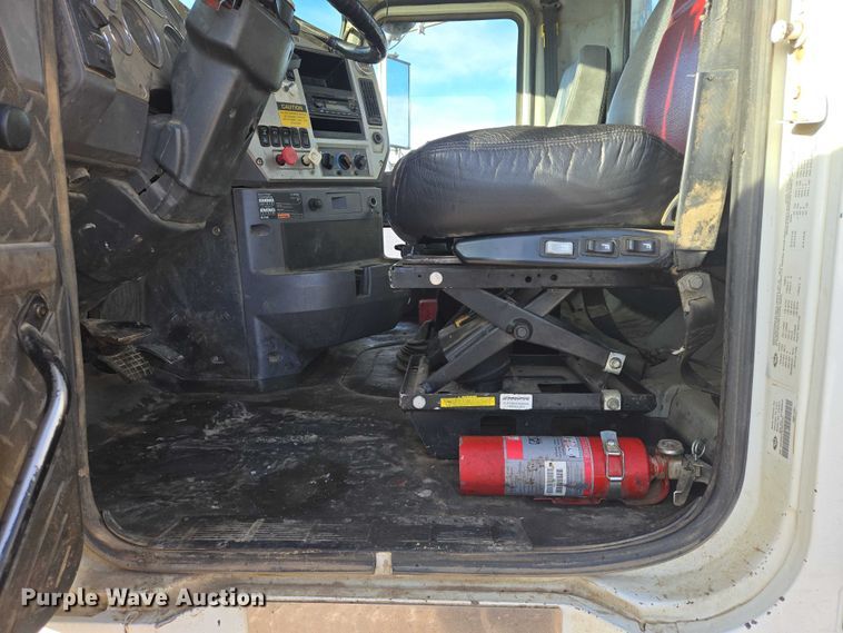 image for item EB1223 2012 Mack Pinnacle semi truck