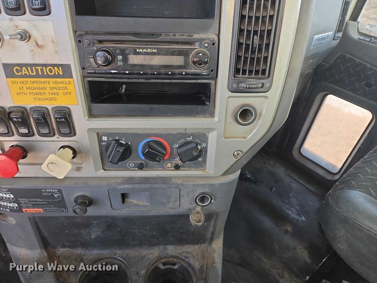 image for item EB1223 2012 Mack Pinnacle semi truck