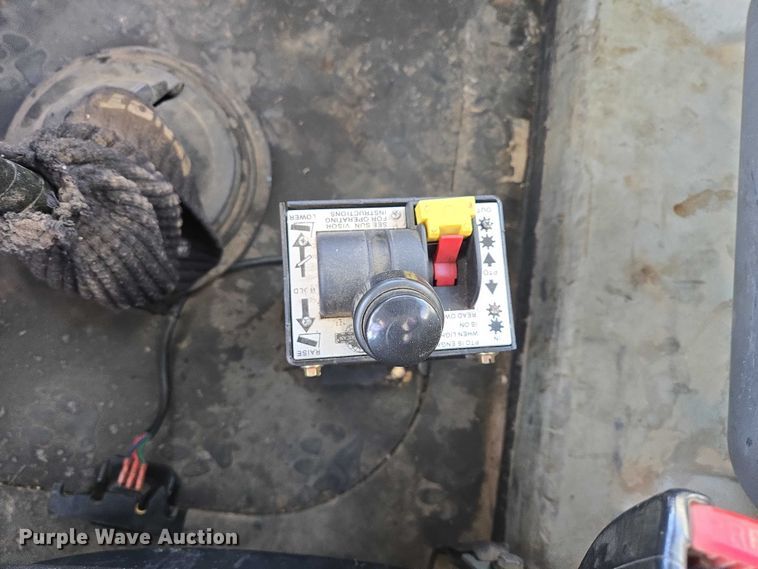 image for item EB1223 2012 Mack Pinnacle semi truck