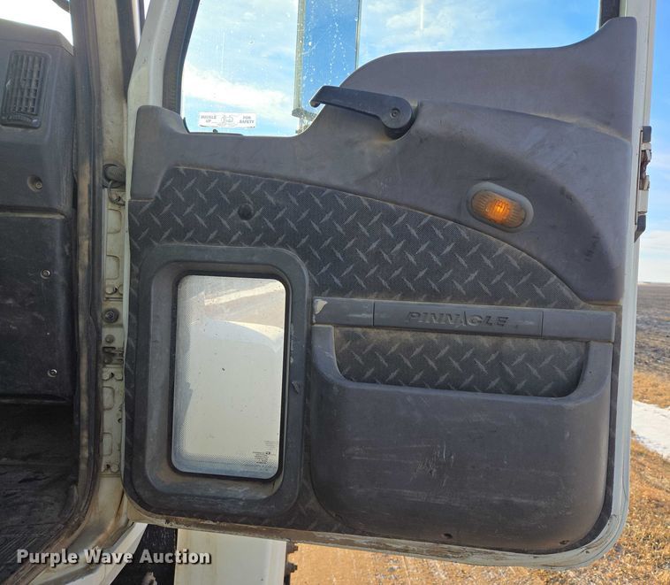 image for item EB1223 2012 Mack Pinnacle semi truck