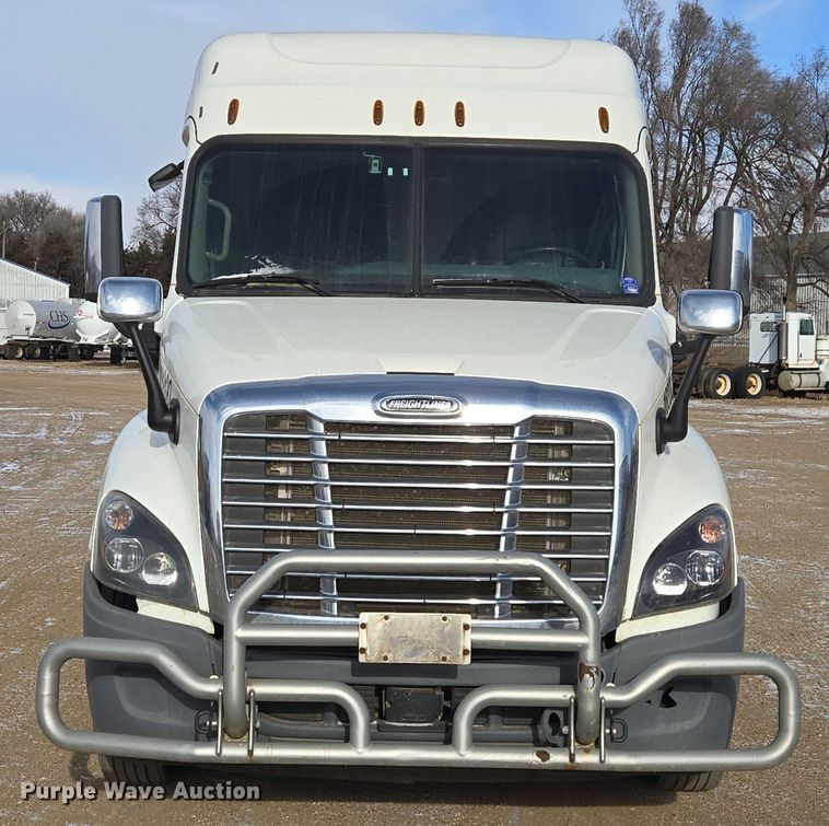 image for item EB1253 2017 Freightliner Cascadia semi truck