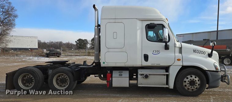 image for item EB1253 2017 Freightliner Cascadia semi truck