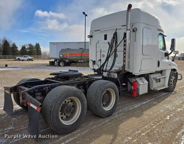 image for item EB1253 2017 Freightliner Cascadia semi truck