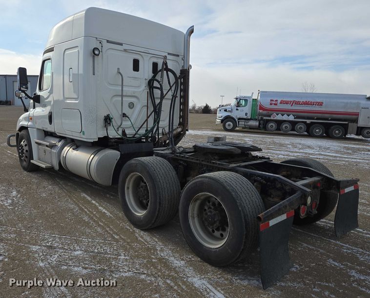 image for item EB1253 2017 Freightliner Cascadia semi truck