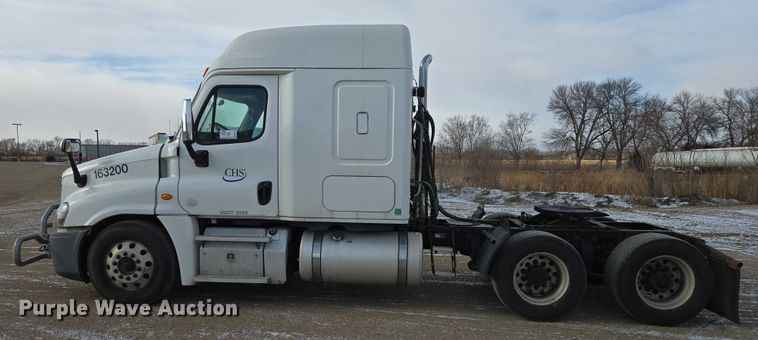 image for item EB1253 2017 Freightliner Cascadia semi truck