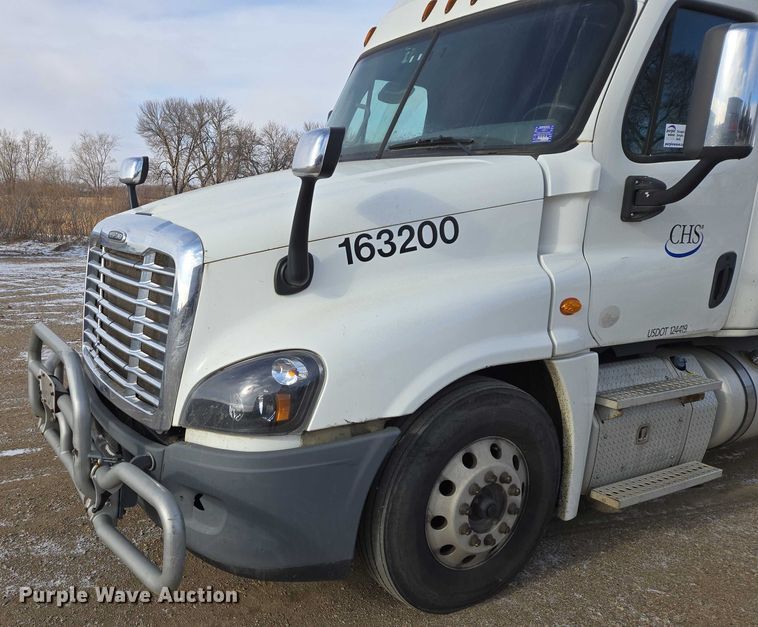 image for item EB1253 2017 Freightliner Cascadia semi truck