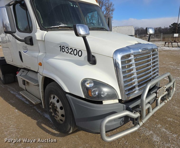 image for item EB1253 2017 Freightliner Cascadia semi truck