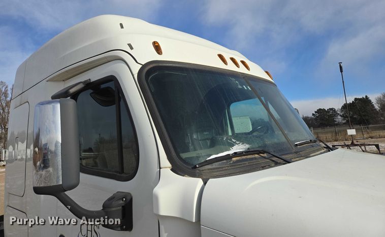 image for item EB1253 2017 Freightliner Cascadia semi truck