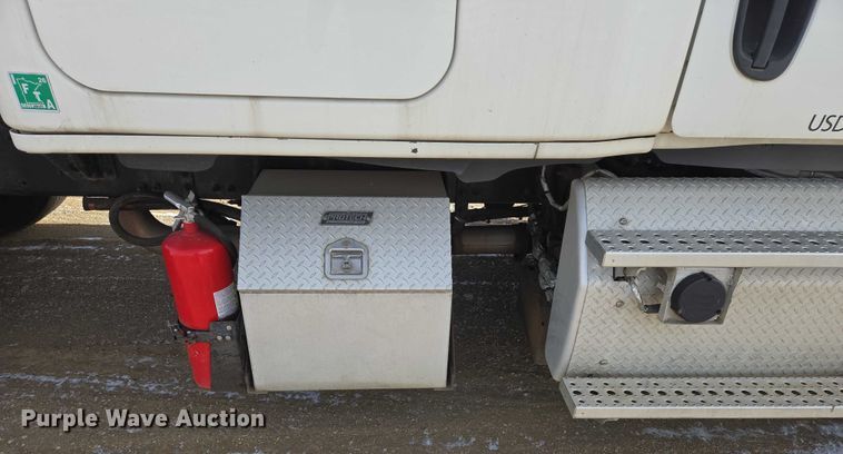 image for item EB1253 2017 Freightliner Cascadia semi truck