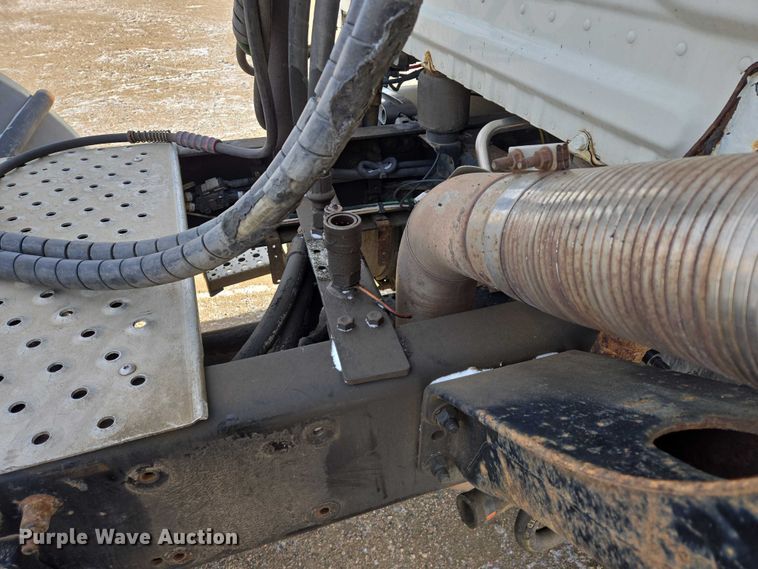 image for item EB1253 2017 Freightliner Cascadia semi truck