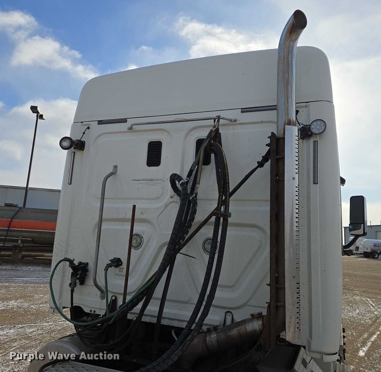 image for item EB1253 2017 Freightliner Cascadia semi truck