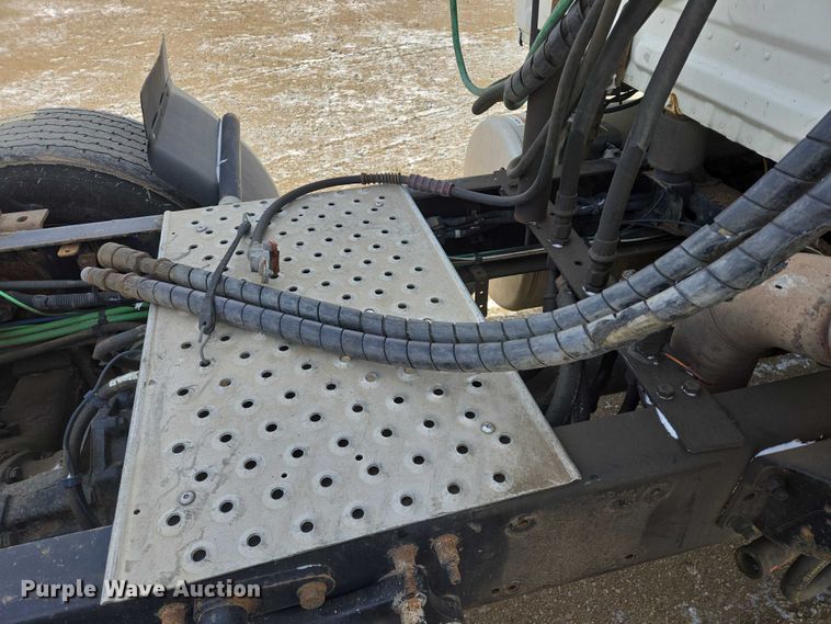 image for item EB1253 2017 Freightliner Cascadia semi truck