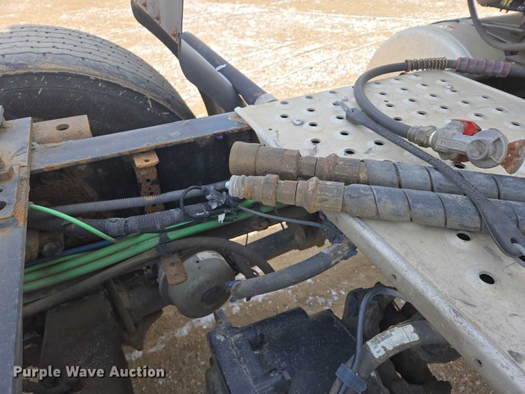 image for item EB1253 2017 Freightliner Cascadia semi truck