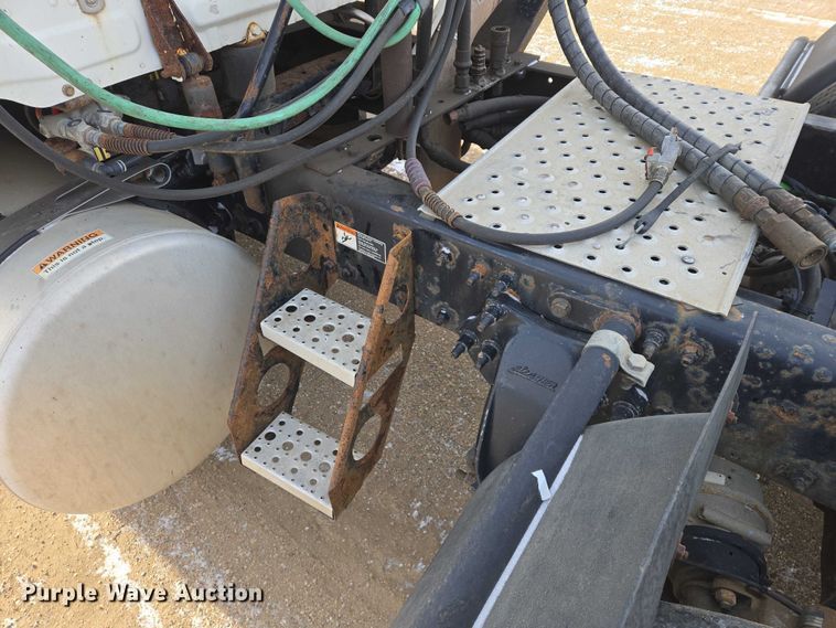 image for item EB1253 2017 Freightliner Cascadia semi truck