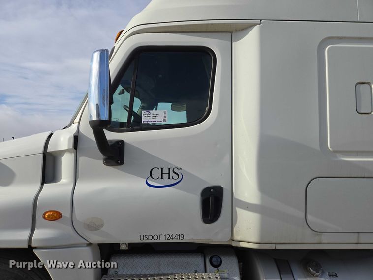 image for item EB1253 2017 Freightliner Cascadia semi truck