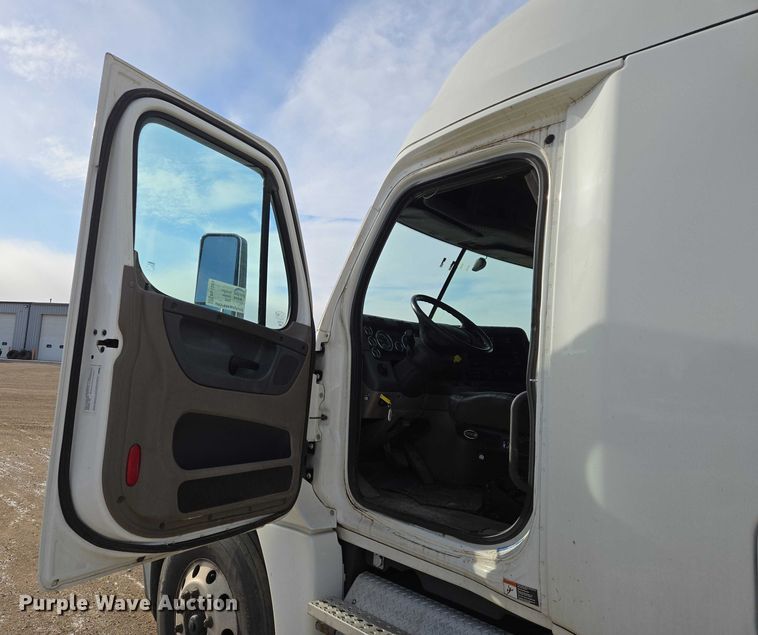 image for item EB1253 2017 Freightliner Cascadia semi truck