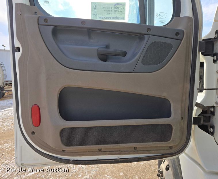 image for item EB1253 2017 Freightliner Cascadia semi truck