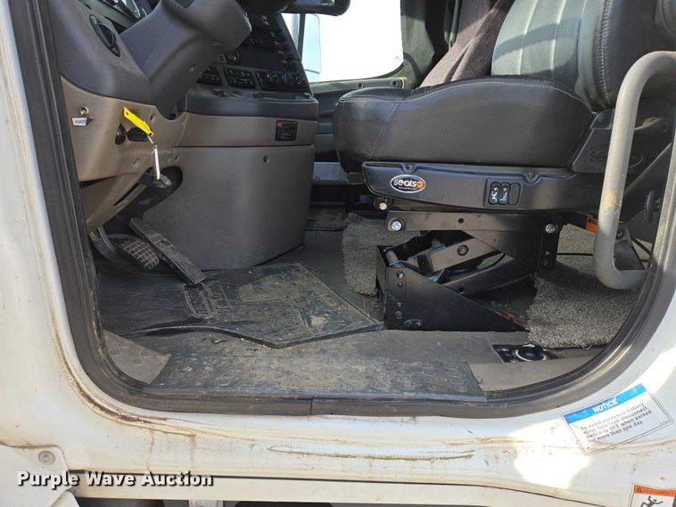 image for item EB1253 2017 Freightliner Cascadia semi truck