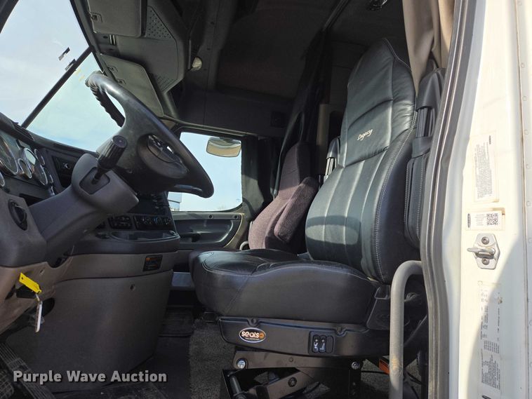 image for item EB1253 2017 Freightliner Cascadia semi truck