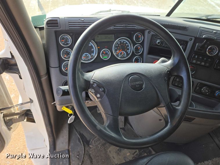 image for item EB1253 2017 Freightliner Cascadia semi truck