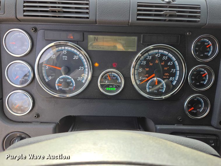 image for item EB1253 2017 Freightliner Cascadia semi truck