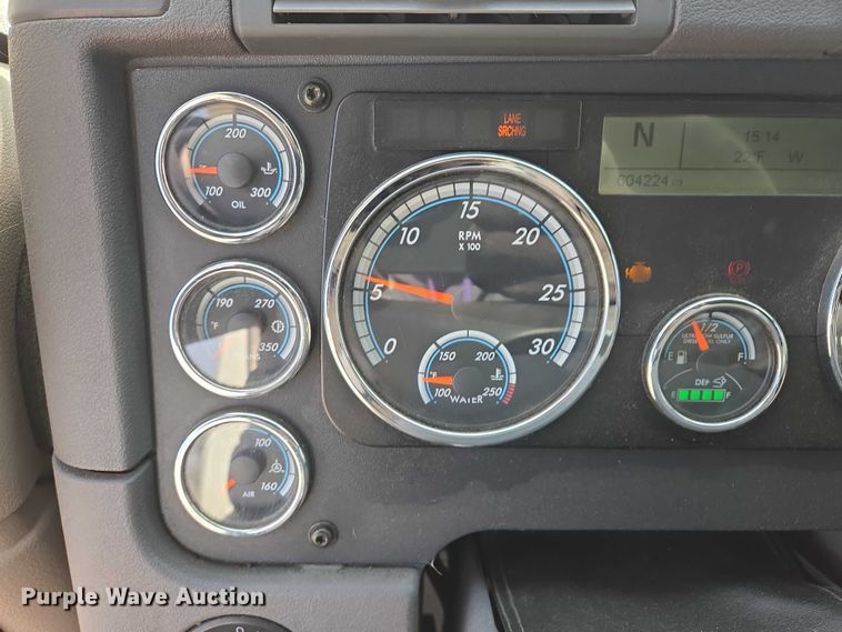 image for item EB1253 2017 Freightliner Cascadia semi truck