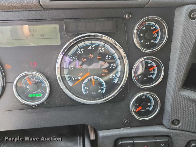 image for item EB1253 2017 Freightliner Cascadia semi truck