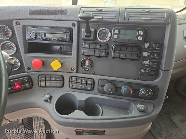 image for item EB1253 2017 Freightliner Cascadia semi truck