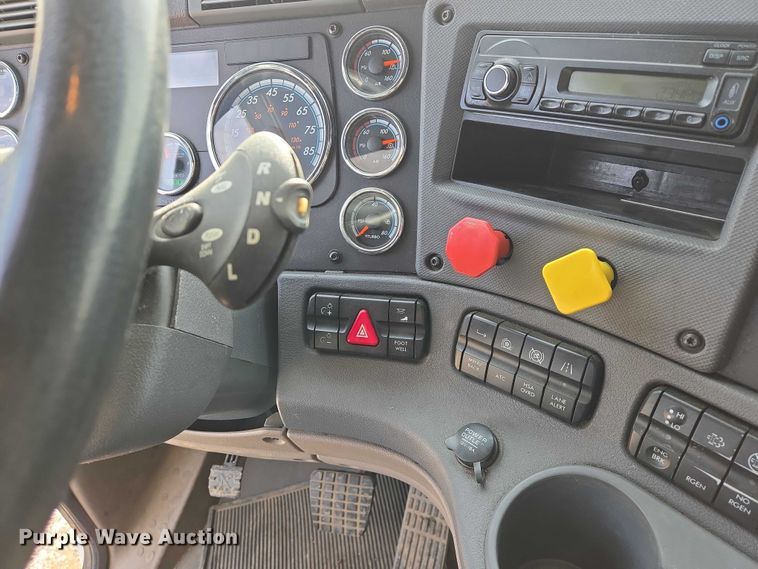 image for item EB1253 2017 Freightliner Cascadia semi truck